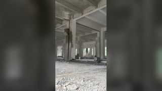 draadszaagmachine op een spoor